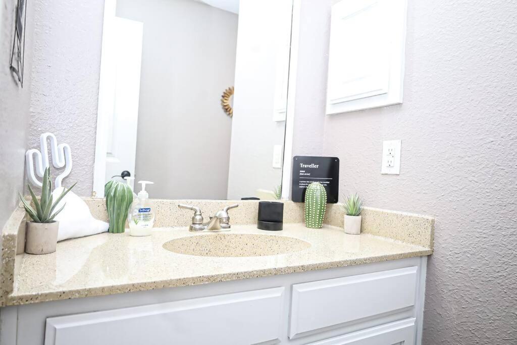 Comfy Two-Bedroom Apartment In Arlington Ngoại thất bức ảnh